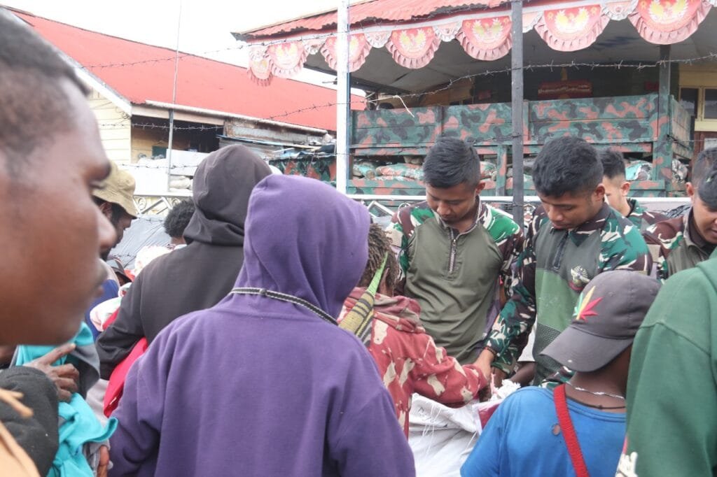 Ngabuburit Asyik Ala Satgas 330 Tri Dharma, Bagikan Baju Layak Pakai Untuk Warga Intan Jaya