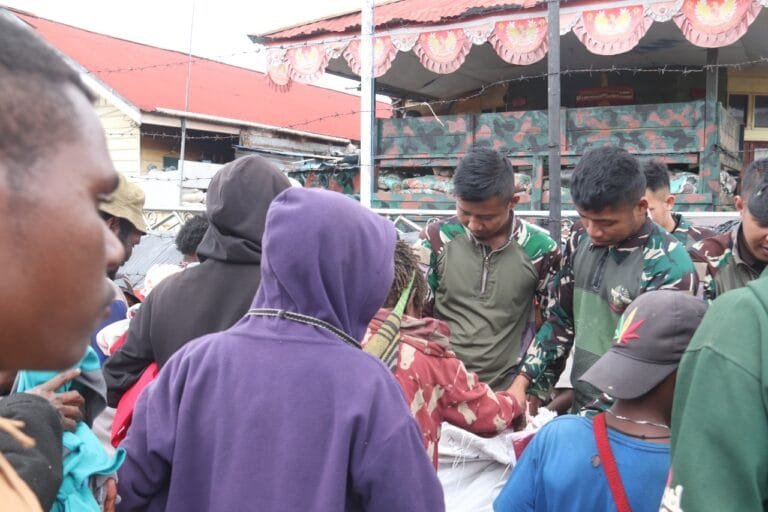 Ngabuburit Asyik Ala Satgas 330 Tri Dharma, Bagikan Baju Layak Pakai Untuk Warga Intan Jaya