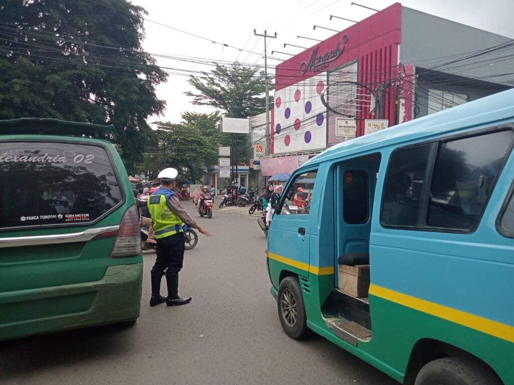 Langkah Preventif Personil Lantas Polsek Cicalengka Polresta Bandung Pengaturan Lalulintas untuk mengurangi kemacetan