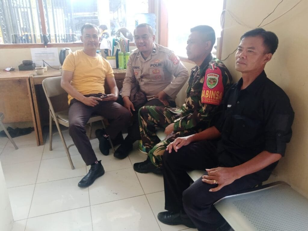 Bhabinkamtibmas Polsek Cikancung bersama Babinsa Silaturahmi warga, Ciptakan situasi kamtibmas aman kondusif