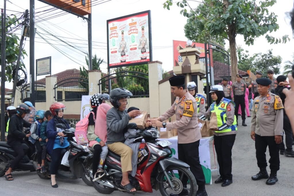 Kapolres Garut Dan Jajaran Bagikan Takjil Ramadan Bagi Pengendara