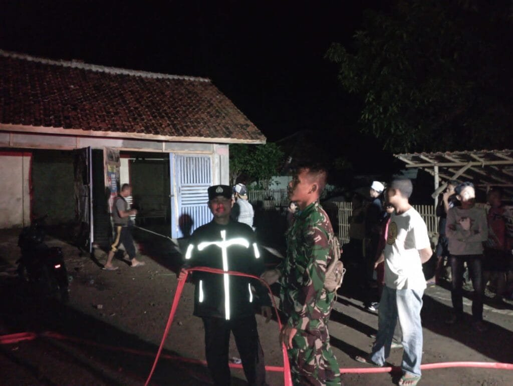 Polsek Pameungpeuk Bantu Padamkan Api Kebakaran Rumah Dan Olah TKP