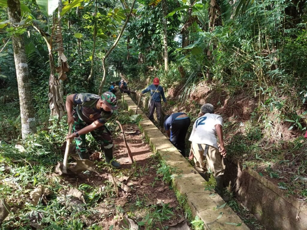 Babinsa Desa Cibubuan Bersama Aparat Desa Laksanakan Gotong Royong Membersihkan Lingkungan