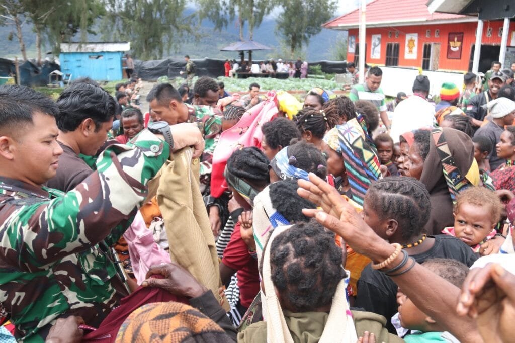 Satgas 330 Berbagi Di Bulan Penuh Berkah, Buat Warga Intan Jaya Tersenyum Bahagia