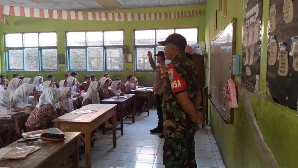 Cegah Perang Sarung Dan Petasan Polsek Limbangan Polres Garut Terjun Langsung Lakukan Pembinaan Ke Lingkungan Sekolah