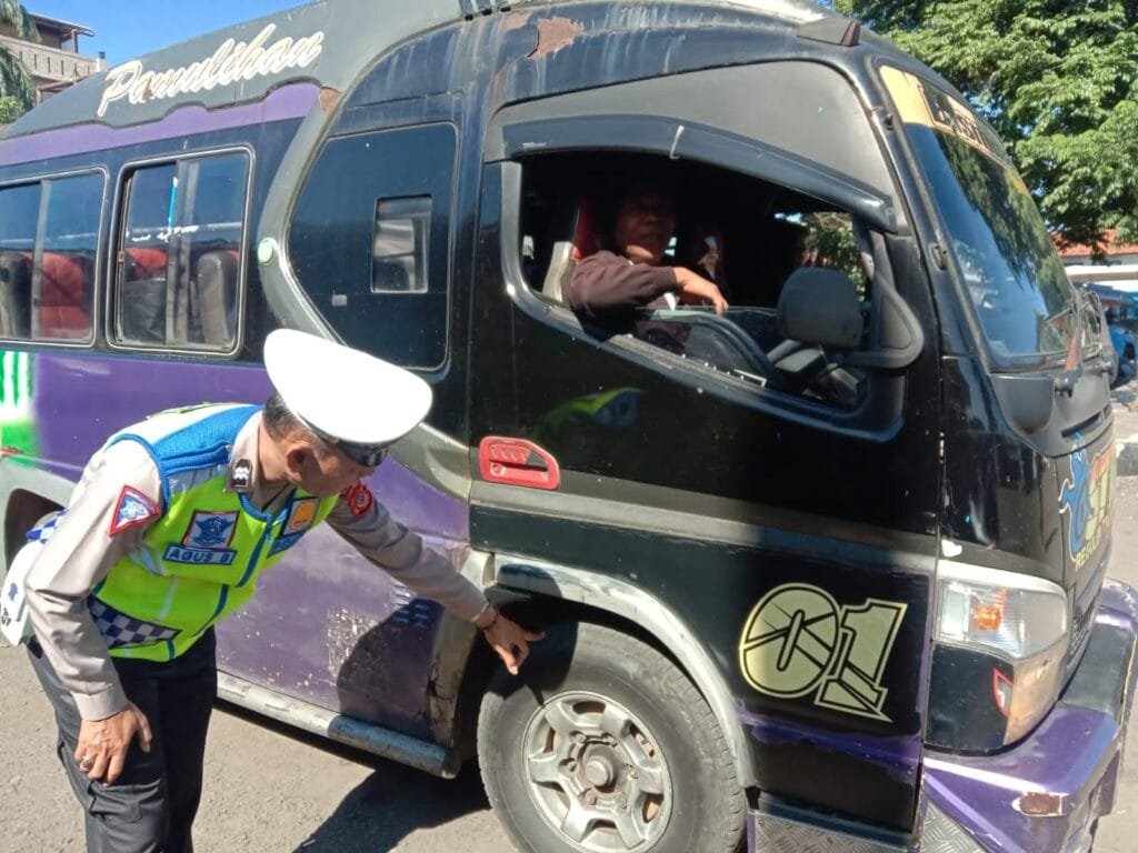Tekan Angka Fatalitas Kecelakaan Sat Lantas Polres Garut Rutin Lakukan Pemeriksaan Kendaraan Angkutan Umum Transportasi Darat