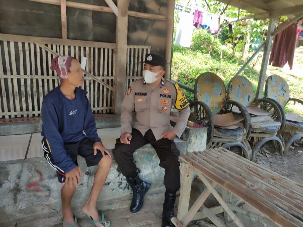 Polres Karawang Anggota Polsek Pakisjaya Sampaikan Himbauan TPPO kepada Warga Desa Kec. Pakisjaya
