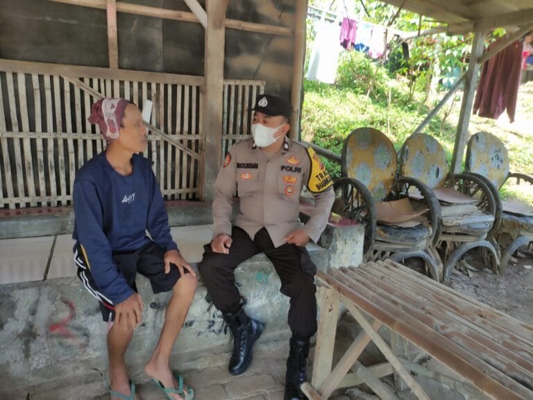 Polres Karawang Anggota Polsek Pakisjaya Sampaikan Himbauan TPPO kepada Warga Desa Kec. Pakisjaya