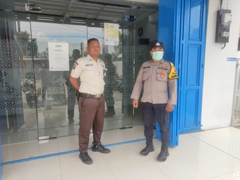 Polres Karawang Anggota Polsek Pakisjaya Laksanakan Giat Patroli Antisipasi 3C di Bank BRI Pakisjaya