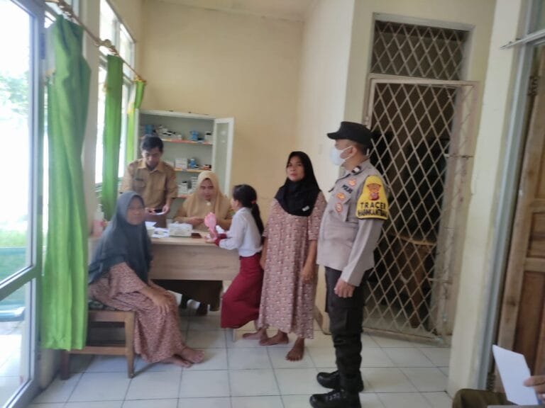 Polres Karawang Polsek Pakisjaya melakukan Giat Pelayan Posyandu Imunisasi Polio di Desa Telukbuyung
