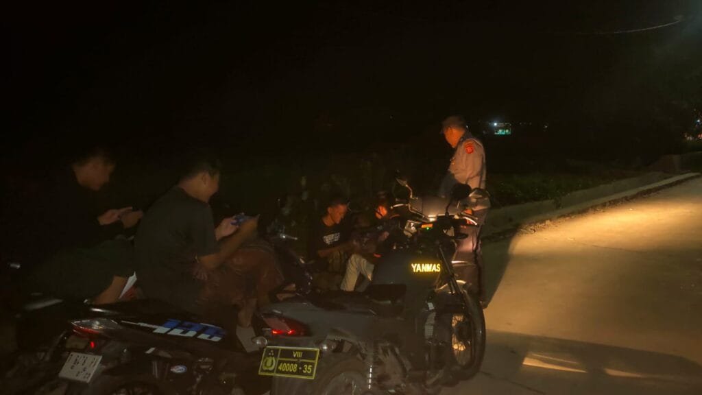 Cegah Aksi Kejahatan di Jalan Sepi Personel Polsek Tegalwaru Giat Patroli Malam Hari