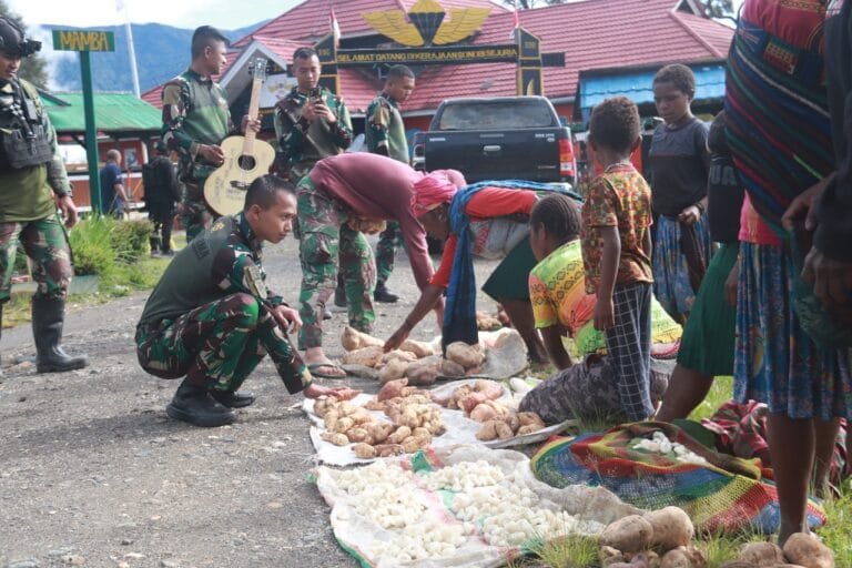 Hari Pasar di Intan Jaya Telah Tiba, Satgas 330 Borong Hasil Bumi Milik Warga
