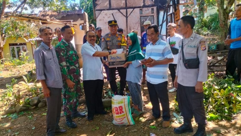 Polsek Cikelet Polres Garut Salurkan Bantuan Sosial Kepada Keluarga Korban Kebakaran Rumah