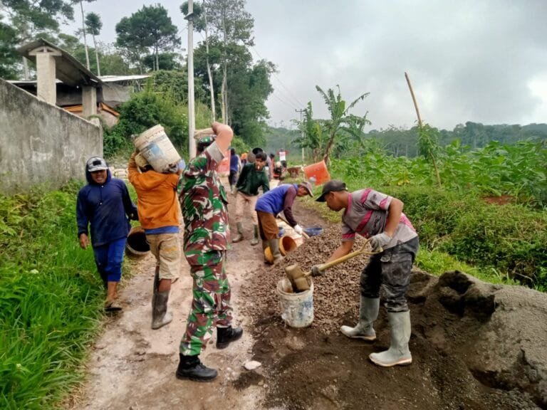 Kodim 0610/Sumedang, Desa Mekarbakti Serma Ahmad Alamsyah Laksanakan Kerja Bhakti Pengecoran Jalan Rabat Beton