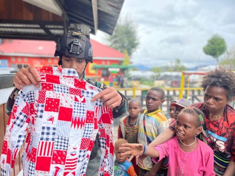 Tanda Cinta Untuk Anak-anak Intan Jaya, Satgas 330 Tri Dharma bagikan Baju dan Boneka