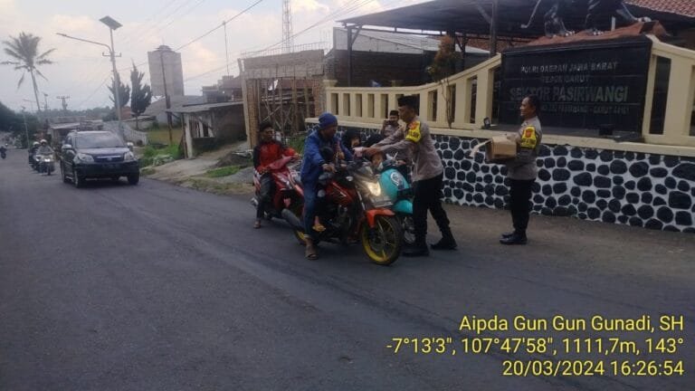 Polsek Pasirwangi Polres Garut Bagikan Takjil Gratis
