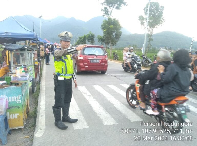 Antisipasi Kepadatan Arus Lalu Lintas Saat Ngabuburit Polsek Kadungora Polres Garut Terjunkan Anggotanya