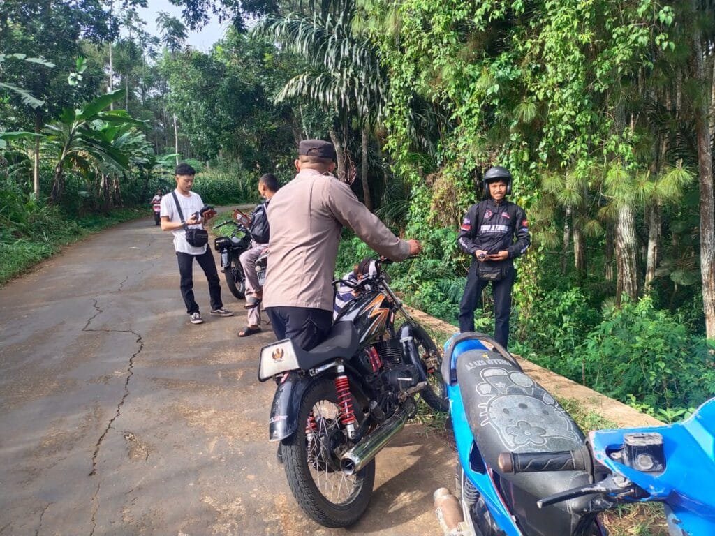 Polsek Limbangan Polres Garut Tindak Pengguna Knalpot Tidak Sesuai Spesifikasi Teknis Hingga Ke Jalan Perkampungan