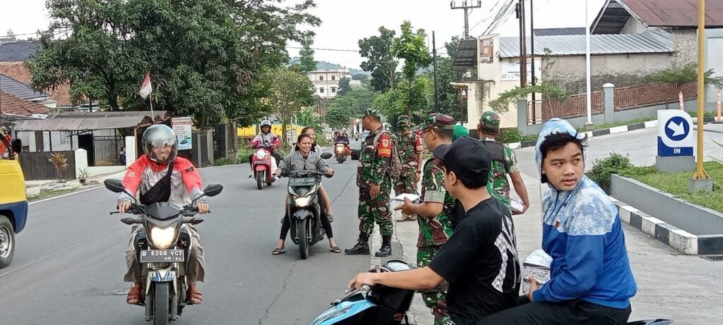Koramil 1002/Cimalaka, Kodim 0610/Sumedang Membagikan Ratusan Bungkus Takjil Untuk Berbuka Puasa
