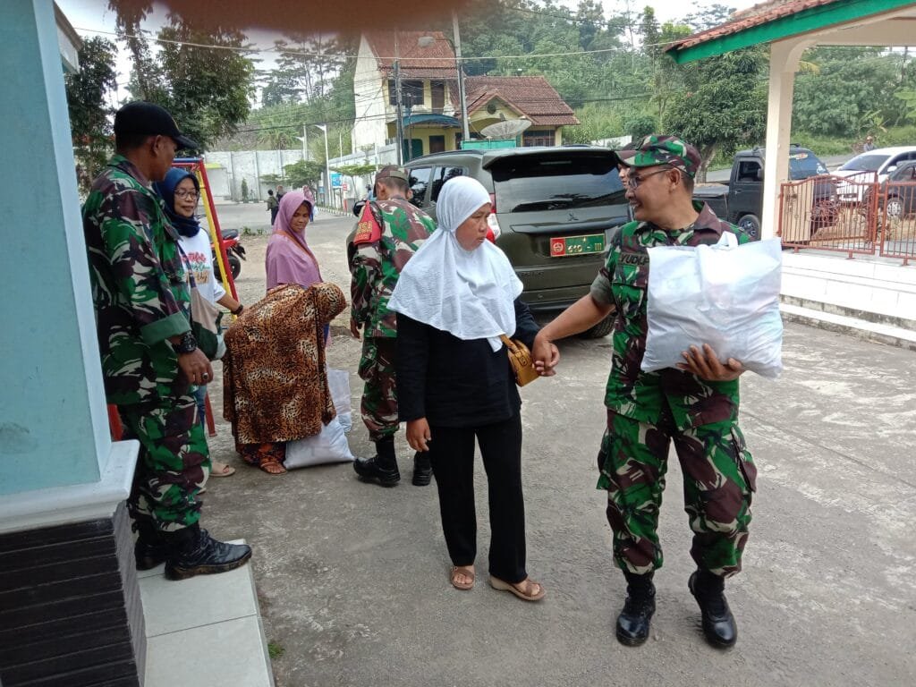 Kodim 0610/Sumedang Laksanakan Giat Pembagian Paket Sembako Terhadap Tuna Netra