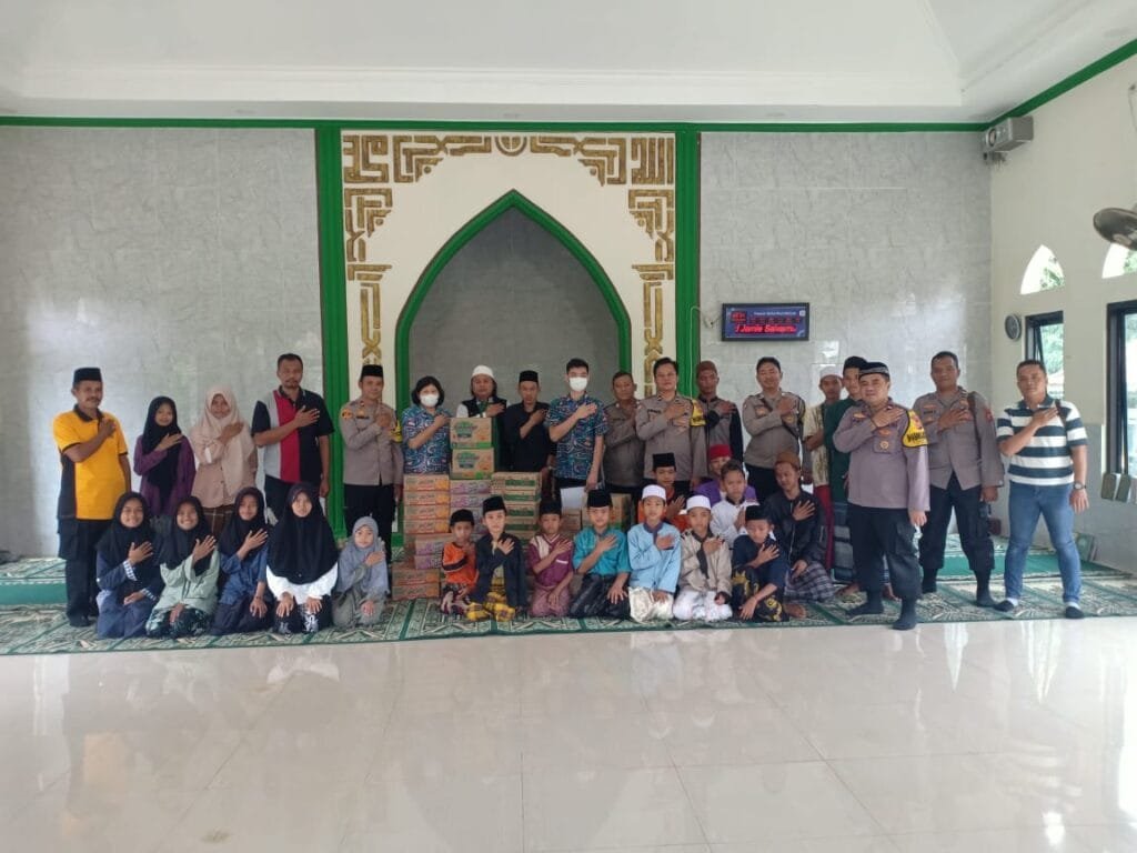 Polres Karawang, Polsek Kotabaru Bersama Wings Group Menyalurkan Bantuan Kepada Para Santri Ponpes Salaamul Huda