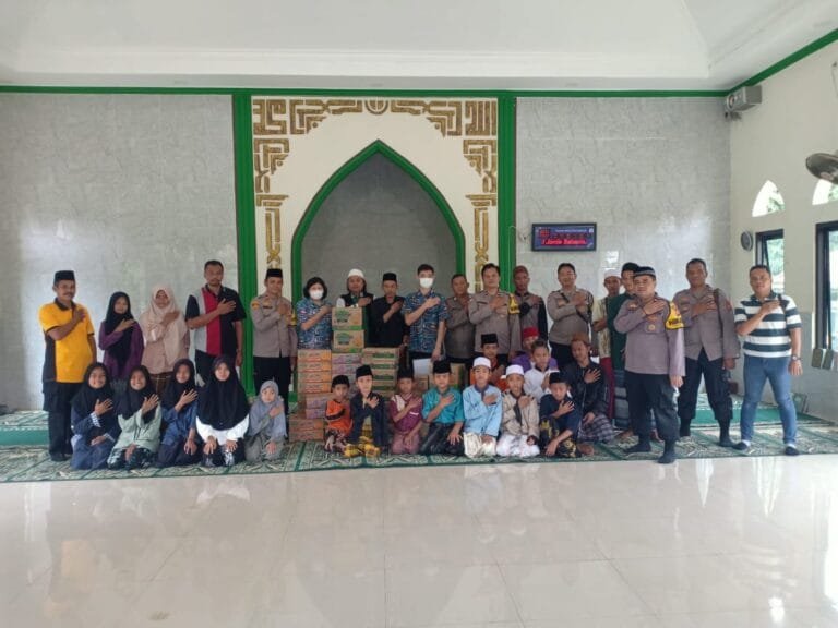 Polres Karawang, Polsek Kotabaru Bersama Wings Group Menyalurkan Bantuan Kepada Para Santri Ponpes Salaamul Huda