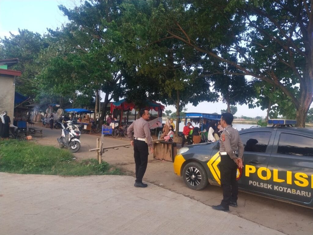 Polres Karawang, Cegah Aksi Kejahatan Jelang Buka Puasa Polsek Kotabaru Laksanakan Patroli Ngabuburit