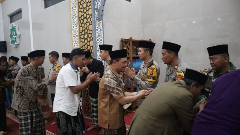Kebersamaan Kapolres Garut Laksanakan Tarawih Keliling Di Masjid Besar Talegong Sulaiman Al Aziz