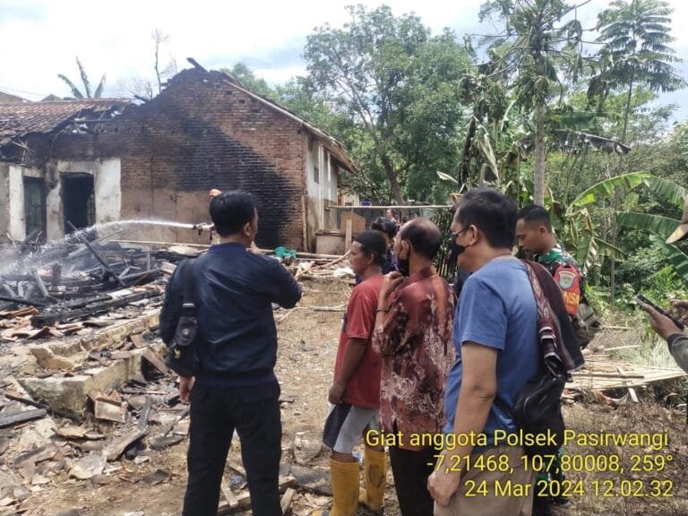 Polsek Pasirwangi Polres Garut Bantu Padamkan Kebakaran Enam Unit Rumah Di Desa Padasuka