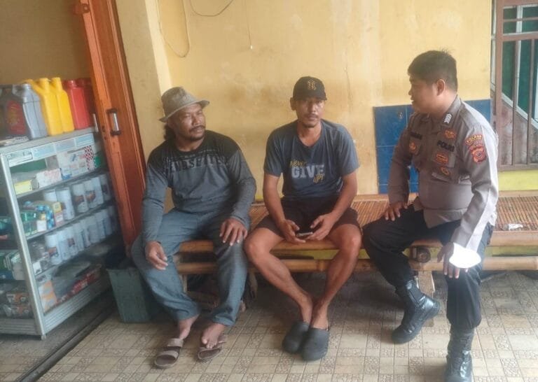 Polres Karawang Bhabinkamtibmas Polsek Pakisjaya berikan Himbauan TPPO kepada Warga Desa Tanjungmekar Kec. Pakisjaya
