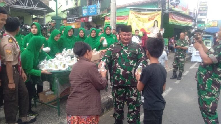 Danramil 1005/Jatinangor, Kodim 0610/Sumedang, Berbagi Takjil Kepada Warga Yang Melintas di Jalan