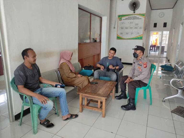 Polres Karawang Polsek Pakisjaya Sampaikan Maklumat Larangan Di Bulan Suci Ramadhan Kepada Aparatur Desa