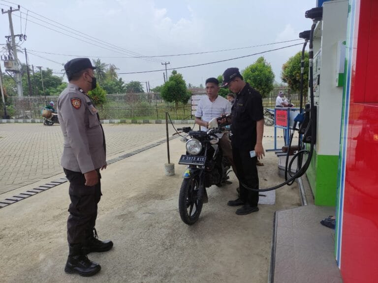 Polres Karawang Anggota Polsek Pakisjaya Lakukan Patroli Gangguan Kamtibmas di Area SPBU Pakisjaya