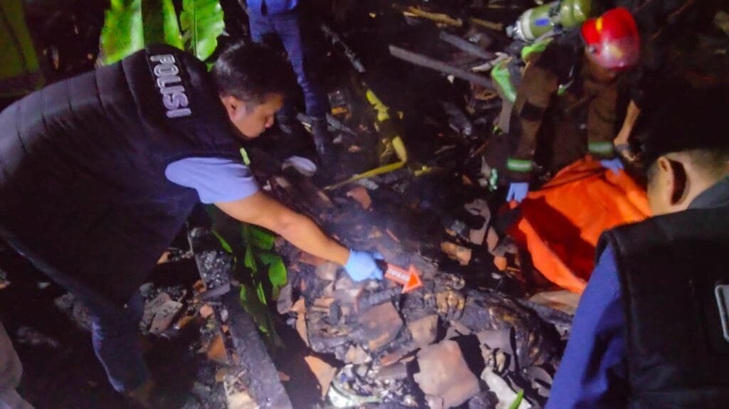 Lansia Terjebak Kebakaran Polsek Cilawu Bersama Tim Inafis Polres Garut Identifikasi Korban