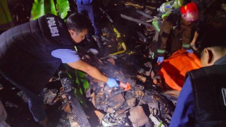 Lansia Terjebak Kebakaran Polsek Cilawu Bersama Tim Inafis Polres Garut Identifikasi Korban