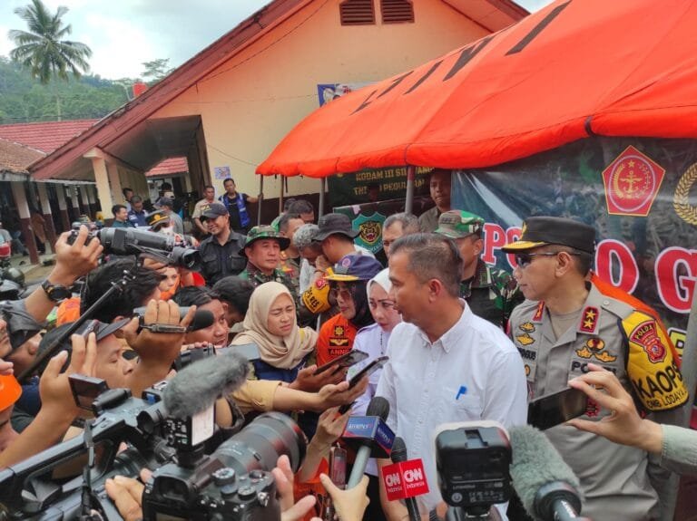 Pj. GUBERNUR JABAR DAN KAPOLDA JABAR CEK LOKASI LONGSOR DI KEC. CIPONGKOR