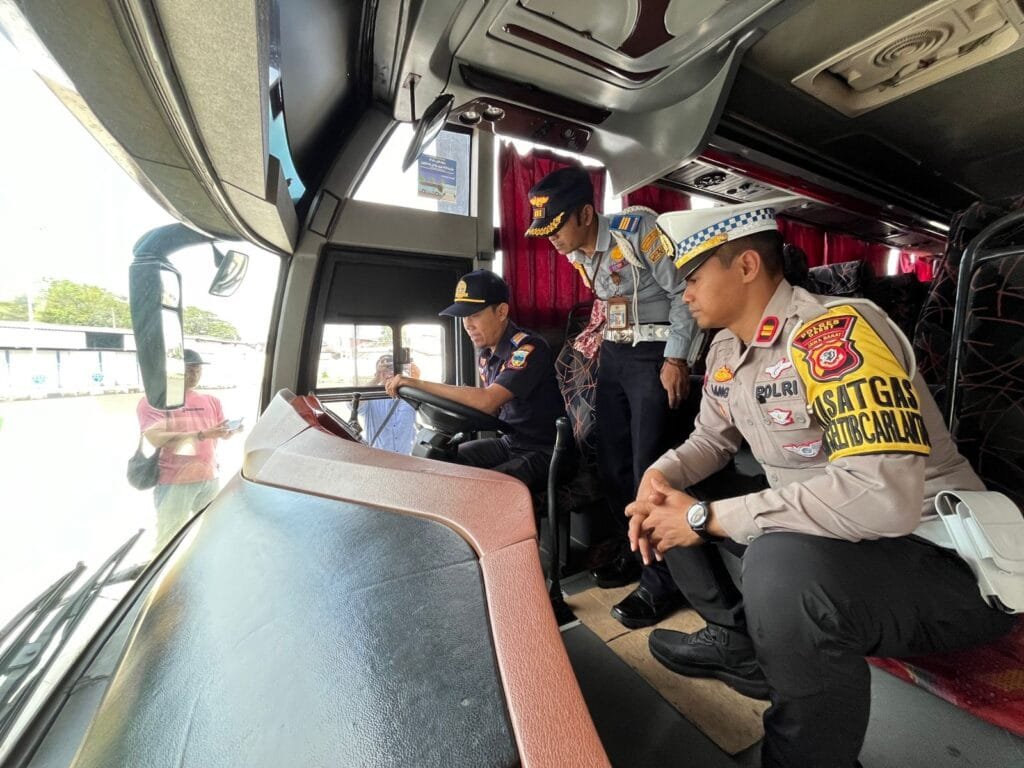 Menjelang Tradisi Mudik Polres Garut Gencar Lakukan Pemeriksaan Kelayakan Kendaraan Dan Pemeriksaan Urin Kru Angkutan Umum