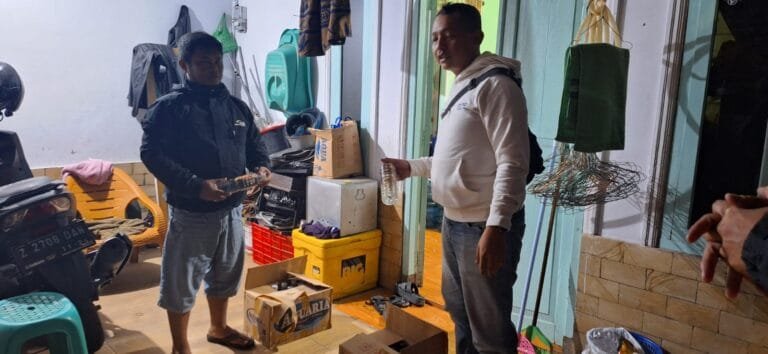 Polsek Garut Kota Polres Garut Razia Puluhan Botol Miras Dalam Operasi Pekat Lodaya 2024