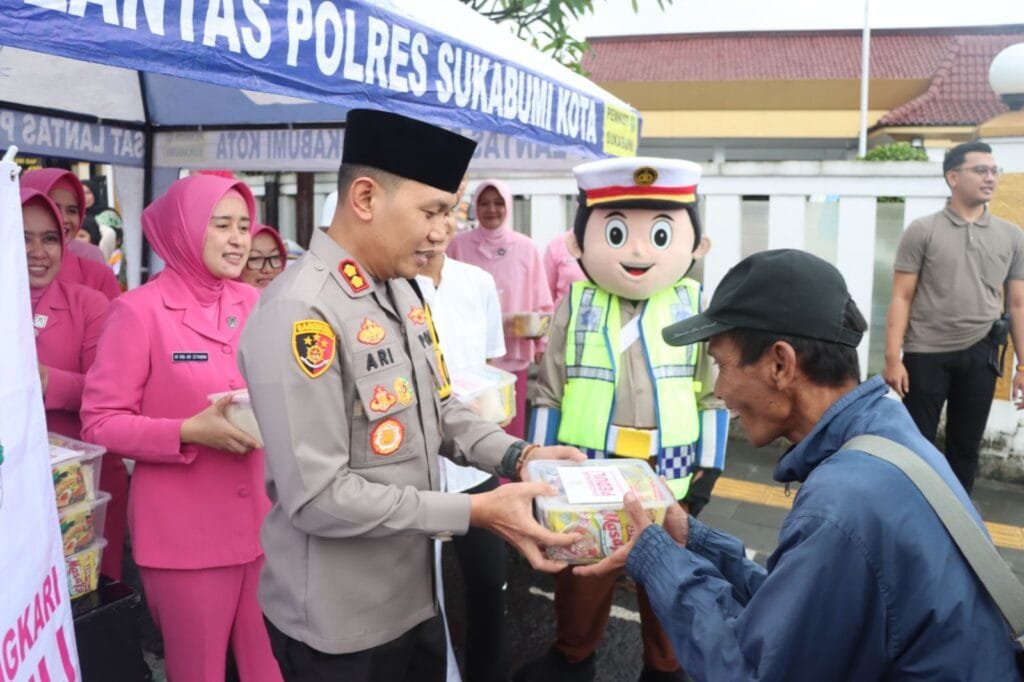 Kabid Humas Polda Jabar : Bareng Bhayangkari, Polisi Bagi-bagi Sembako dan Takjil Jelang Buka Puasa