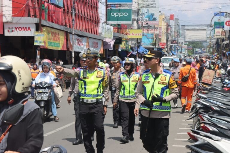 Polres Garut Tertibkan Parkir Liar dan PKL