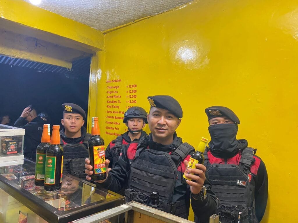 Gelar Operasi Di 2 Lokasi, Sat Samapta Polres Garut Razia 14 Botol Miras