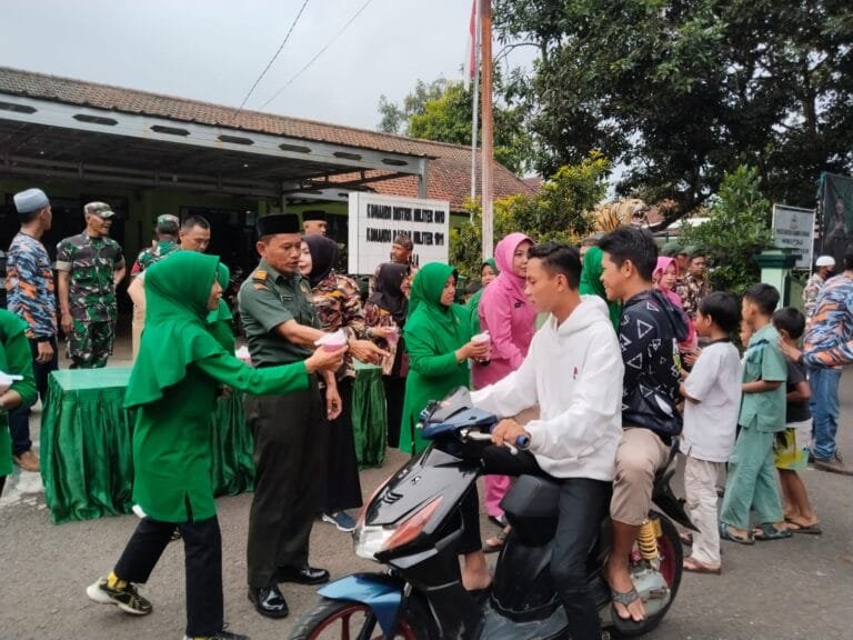 Anggota Koramil 1011/Situraja, Kodim 0610/Sumedang Berbagi Takjil Kepada Masyarakat Yang Lewat