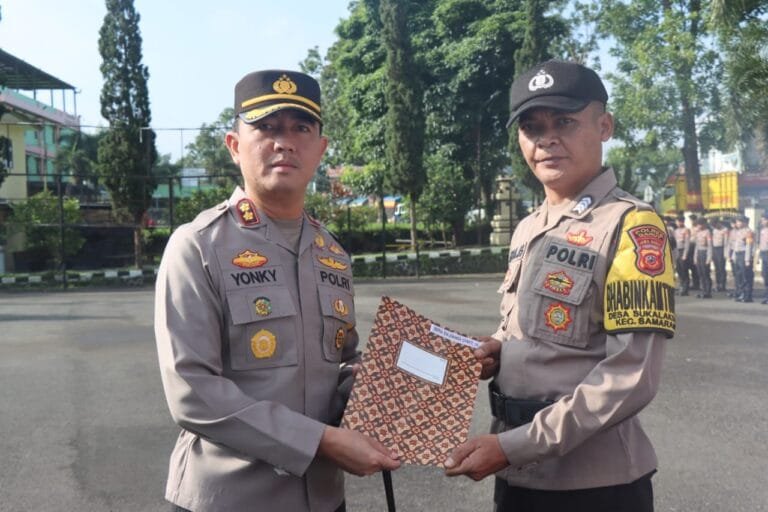 Kapolres Garut Pimpin Upacara Kenaikan Pangkat Pengabdian Dan Memberikan Penghargaan Kepada Anggota Polri Yang Berprestasi