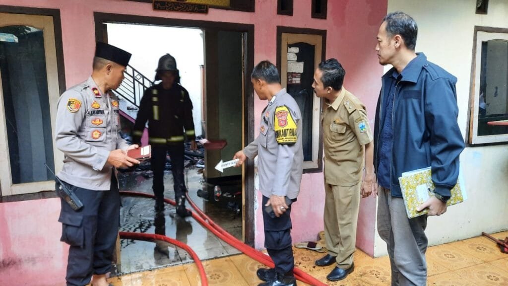Polsek Tarogong Kidul Polres Garut Bantu Padamkan Kebakaran Rumah Di Desa Haurpanggung