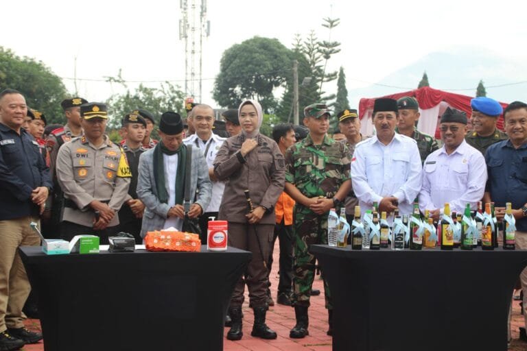 Apel Gelar Pasukan OPS Ketupat Lodaya 2024 Bertempat di Lapangan Polres Sumedang