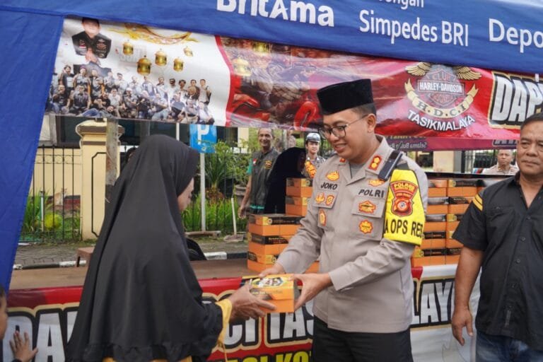 Ramadhan Berbagi Polres Tasik Kota Bersama HDCI Tasikmalaya Bagikan Takjil Gratis