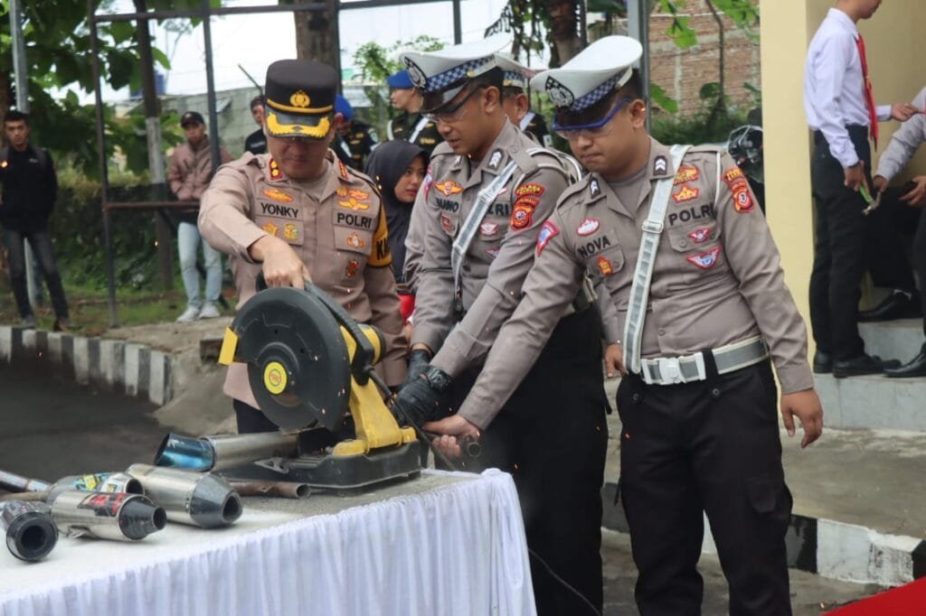 Polres Garut Lindas Ribuan Botol Minuman Keras Dan Knalpot Bising