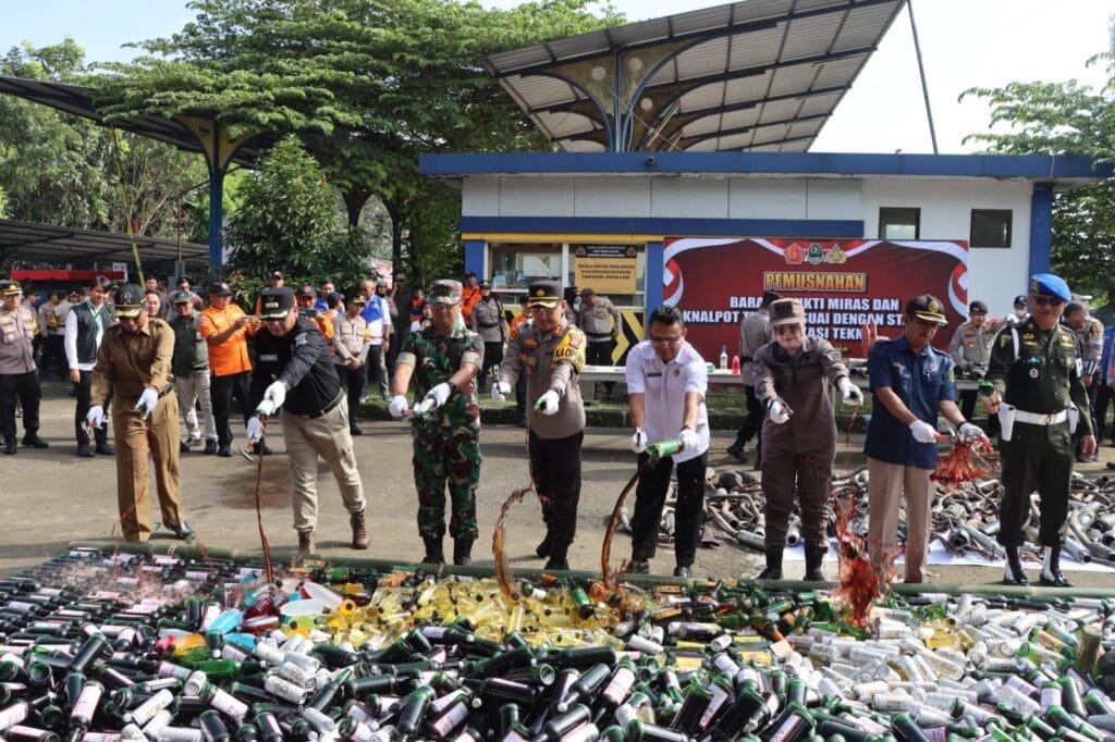 Kabid Humas Polda Jabar : Polisi Musnahkan Ribuan Botol Miras dan Knalpot Yang Tidak Sesuai Spesifikasi