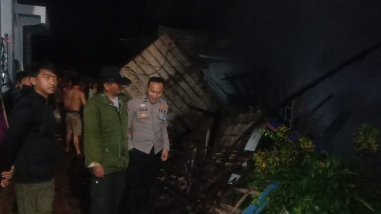 Polsek Limbangan Polres Garut Terjun Langsung Cek Tkp Kebakaran Rumah Warga Di Desa Mekarsari