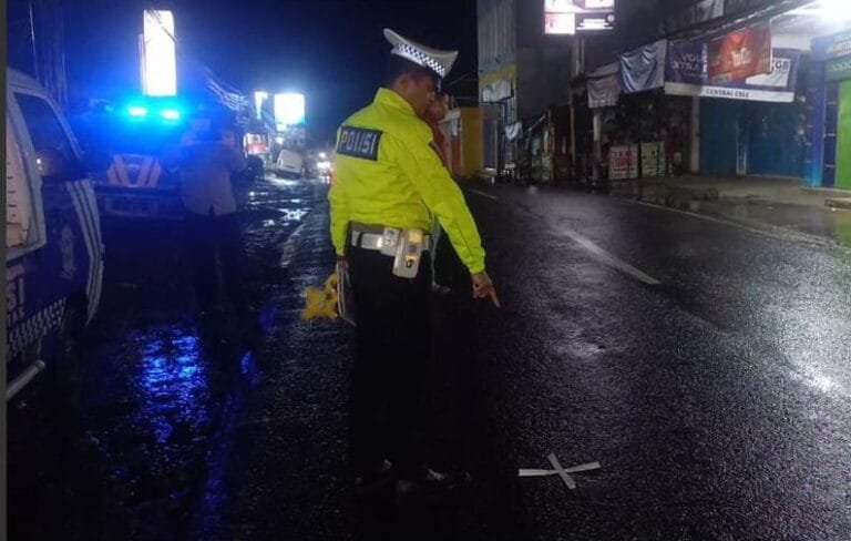 Sat Lantas Polres Garut Evakuasi Korban Meninggal Dunia Dalam Tragedi Kecelakaan Di Banyuresmi